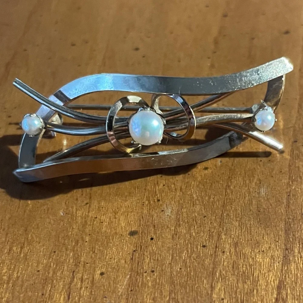 Vintage Midcentury Winard Signed 12KG Brooch in with 3 Pearls